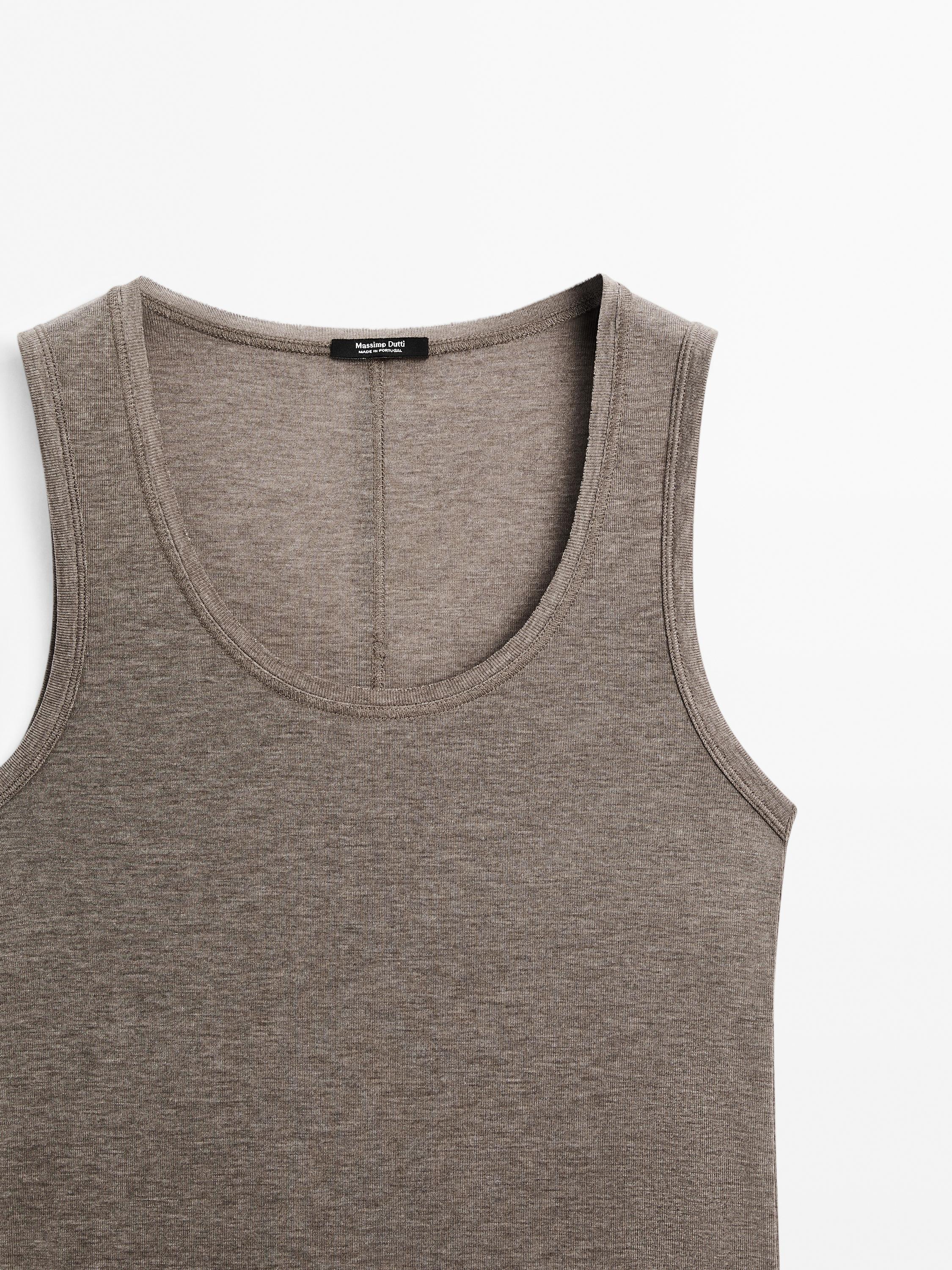 Top à col rond avec coutures apparentes